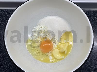 Pyragas su raugintu pienu, varške ir obuoliais Žingsnis 1
