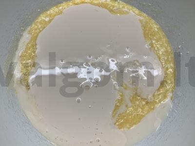 Pyragas su raugintu pienu, varške ir obuoliais Žingsnis 2