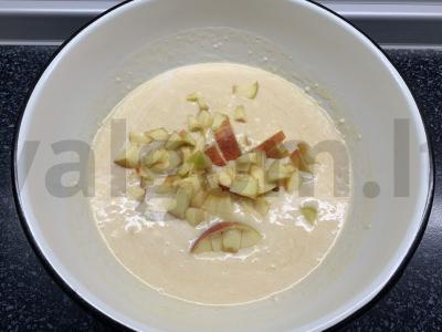 Pyragas su raugintu pienu, varške ir obuoliais Žingsnis 3