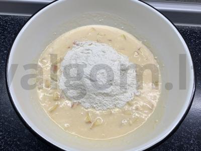 Pyragas su raugintu pienu, varške ir obuoliais Žingsnis 4