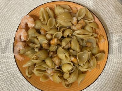 Makaronai su krevetėmis sojos padaže pagrindine nuotrauka