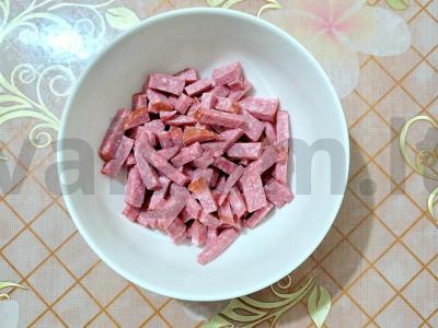 Sultingas salotas „Muza“ su rūkytomis dešromis Žingsnis 1