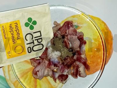 Troškinti vištienos skrandžiai su juodaisiais maltaisiais pipirais ir šafraniniu sėklomis Žingsnis 2