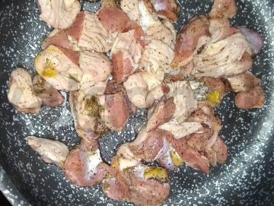 Troškinti vištienos skrandžiai su juodaisiais maltaisiais pipirais ir šafraniniu sėklomis Žingsnis 3