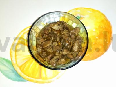 Troškinti vištienos skrandžiai su juodaisiais maltaisiais pipirais ir šafraniniu sėklomis pagrindine nuotrauka