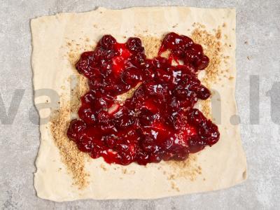 Vyšnių ritinys iš sluoksniuoto tešlos Žingsnis 4