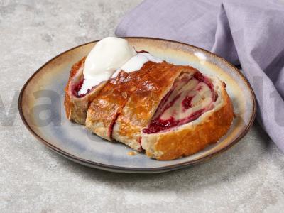 Vyšnių ritinys iš sluoksniuoto tešlos pagrindine nuotrauka