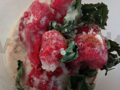 Kokteilis „Pieninė braškė“ Žingsnis 1