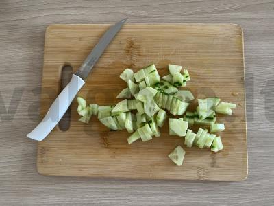 Paprastas agurkų salotas su riešutais Žingsnis 1