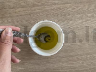 Paprastas agurkų salotas su riešutais Žingsnis 2