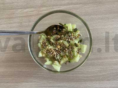 Paprastas agurkų salotas su riešutais Žingsnis 3