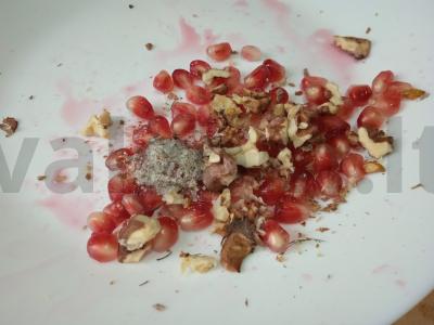 Kepti vištienos šlaunelės su granatais ir graikiniais riešutais Žingsnis 1