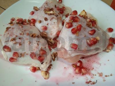 Kepti vištienos šlaunelės su granatais ir graikiniais riešutais Žingsnis 2