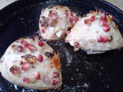 Kepti vištienos šlaunelės su granatais ir graikiniais riešutais Žingsnis 4