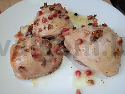 Kepti vištienos šlaunelės su granatais ir graikiniais riešutais pagrindine nuotrauka