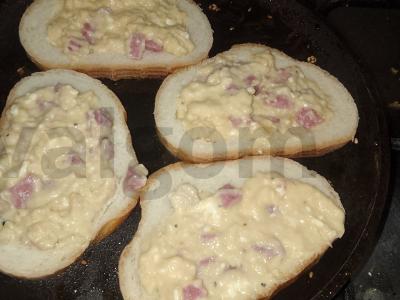 Karštas sumuštinis su humusu ir dešra Žingsnis 4