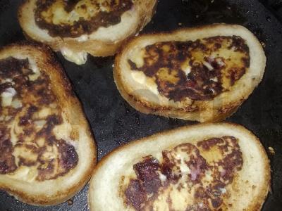 Karštas sumuštinis su humusu ir dešra pagrindine nuotrauka