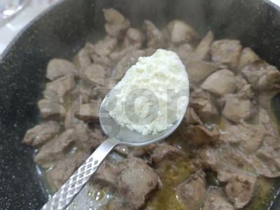 Vištienos kepenėlės grietinėlės padaže Žingsnis 3