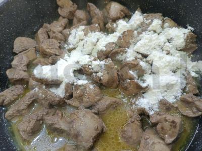 Vištienos kepenėlės grietinėlės padaže Žingsnis 4