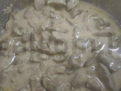 Vištienos kepenėlės grietinėlės padaže Žingsnis 6