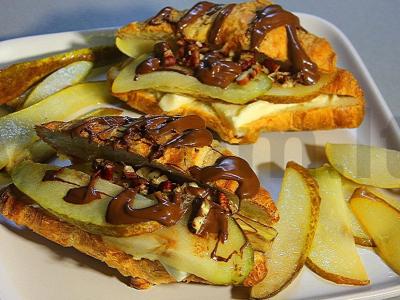 Kruasanas su kriauše, sūrio kremu, pekano riešutais ir šokoladu pagrindine nuotrauka