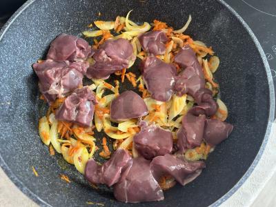 Vištienos kepenėlės su daržovėmis grietinės padaže Žingsnis 2