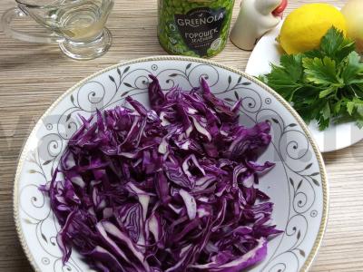 Raudonosios kopūstų salotos su žaliaisiais žirneliais Žingsnis 1