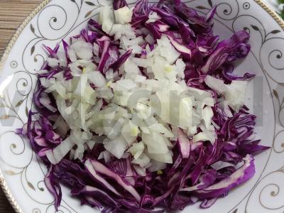 Raudonosios kopūstų salotos su žaliaisiais žirneliais Žingsnis 3