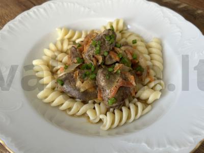 Vištienos kepenėlės su daržovėmis grietinės padaže pagrindine nuotrauka