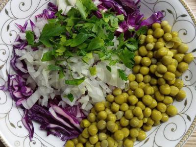 Raudonosios kopūstų salotos su žaliaisiais žirneliais Žingsnis 4