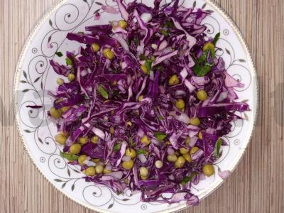 Raudonosios kopūstų salotos su žaliaisiais žirneliais Žingsnis 5