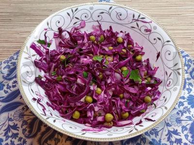 Raudonosios kopūstų salotos su žaliaisiais žirneliais pagrindine nuotrauka