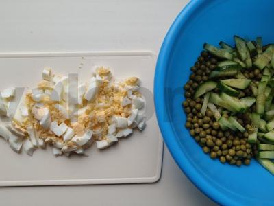 Avokadų ir krevečių salotos aštriu grietinės padažu Žingsnis 2