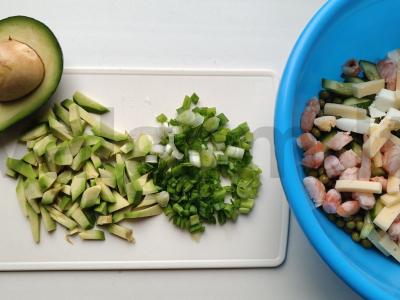 Avokadų ir krevečių salotos aštriu grietinės padažu Žingsnis 4