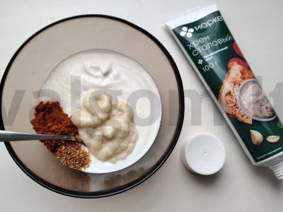 Avokadų ir krevečių salotos aštriu grietinės padažu Žingsnis 5