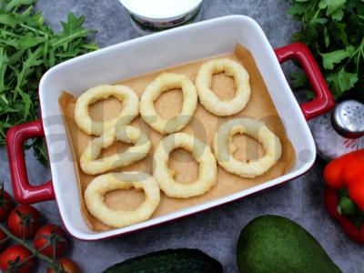 Daržovių salotas su stracciatella ir svogūnų žiedais Žingsnis 1