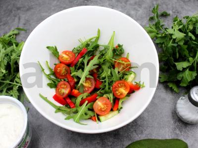 Daržovių salotas su stracciatella ir svogūnų žiedais Žingsnis 2