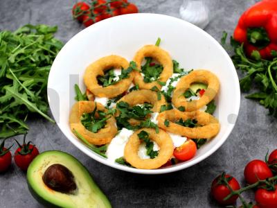 Daržovių salotas su stracciatella ir svogūnų žiedais pagrindine nuotrauka