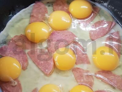 Kiaušinienė su dešrele pusryčiams Žingsnis 3