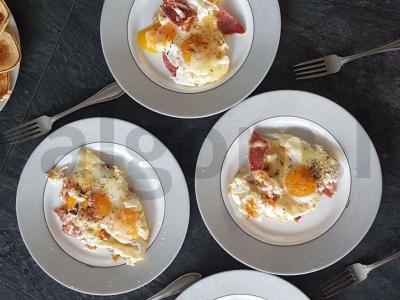 Kiaušinienė su dešrele pusryčiams pagrindine nuotrauka