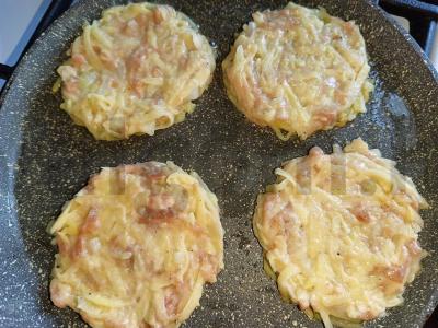 Bulviniai blynai su lašiša ir svogūnais Žingsnis 7