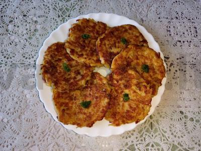 Bulviniai blynai su lašiša ir svogūnais pagrindine nuotrauka