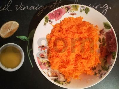 Morkų salotas su džiovintomis abrikosais ir grietine Žingsnis 1