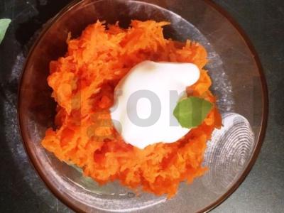 Morkų salotas su džiovintomis abrikosais ir grietine pagrindine nuotrauka