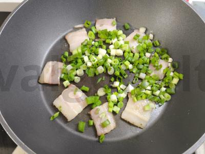 Kiaušinienė ant šoninės su žaliu svogūnu Žingsnis 3