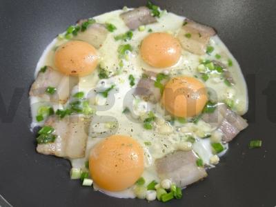 Kiaušinienė ant šoninės su žaliu svogūnu Žingsnis 4