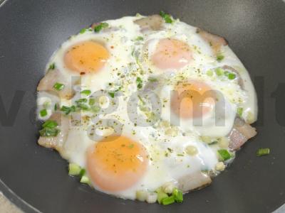 Kiaušinienė ant šoninės su žaliu svogūnu Žingsnis 5