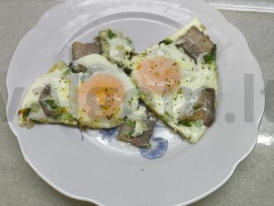 Kiaušinienė ant šoninės su žaliu svogūnu pagrindine nuotrauka