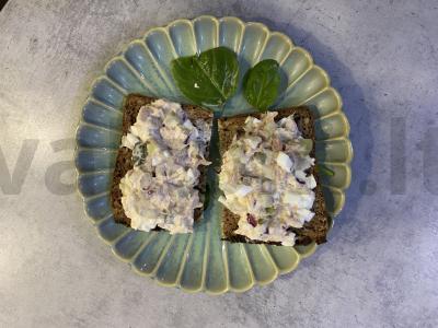 Tunas užtepas pusryčiams ant tostų pagrindine nuotrauka