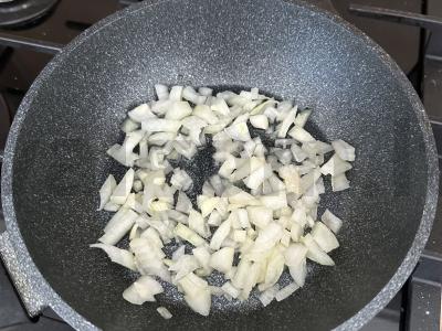 Vištienos guliašas su pomidorais ir prieskoniais Žingsnis 1